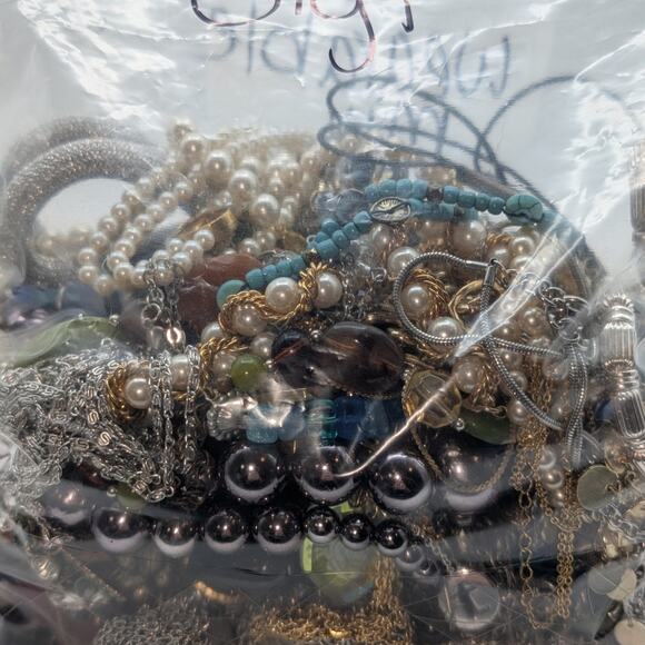 Jewelry Lot Gigi Wearable Over 4 Lbs Mixed Jewelry Mystery Bag - Picture 5 of 9